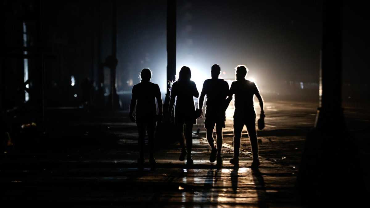 Immagine di A Cuba continuano i blackout, ma per il Tg3 il buio è l'occasione per una romantica rumba