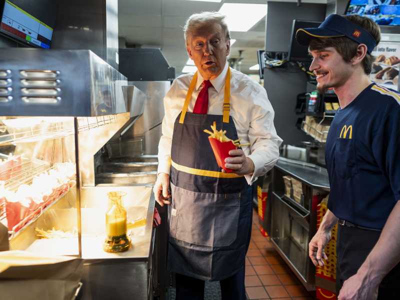 Trump che serve al McDonald's e il cortocircuito tra realtà e finzione