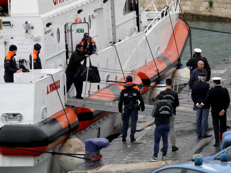 Cercansi respingimenti contro le due propagande sui migranti