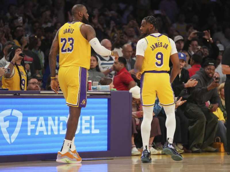 LeBron James e Bronny James (foto Ap, via LaPresse)