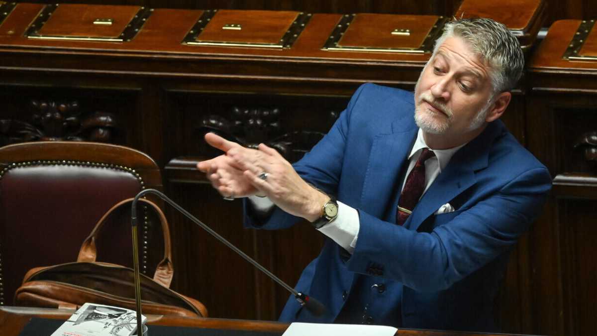 Immagine di Giuli isolato dentro FdI e in guerra con Fazzolari. Se va avanti così lascia