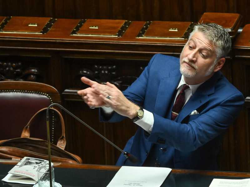 Giuli isolato dentro FdI e in guerra con Fazzolari. Se va avanti così lascia
