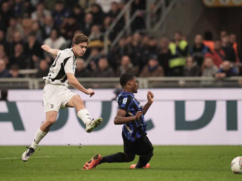 Il tiro di Kenan Yildiz che ha dato alla Juventus il 3-4 contro l'Inter (foto LaPresse) <br />