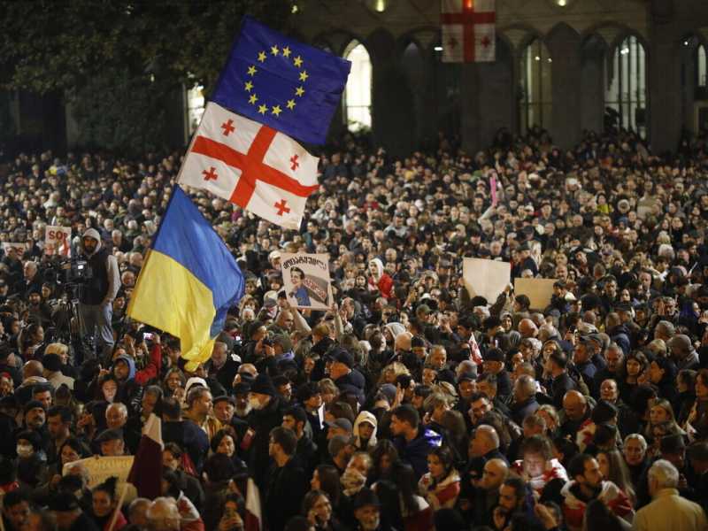 I georgiani danno forza all’opposizione, sfidano Orbán e chiedono: quando arrivano i nostri?