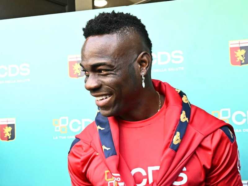 Mario Balotelli con i colori del Genoa (foto Ansa)