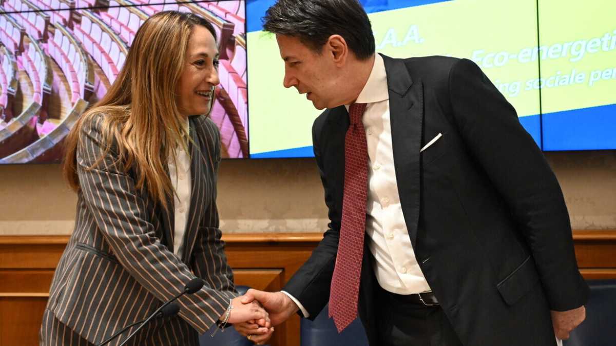 Immagine di Bagarre nei grillini dopo il flop in Liguria. Grillo: "Si muore traditi dalle pecore". E Taverna: "Conte è il M5s"