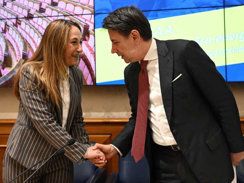 Bagarre nei grillini dopo il flop in Liguria. Grillo: "Si muore traditi dalle pecore". E Taverna: "Conte è il M5s"