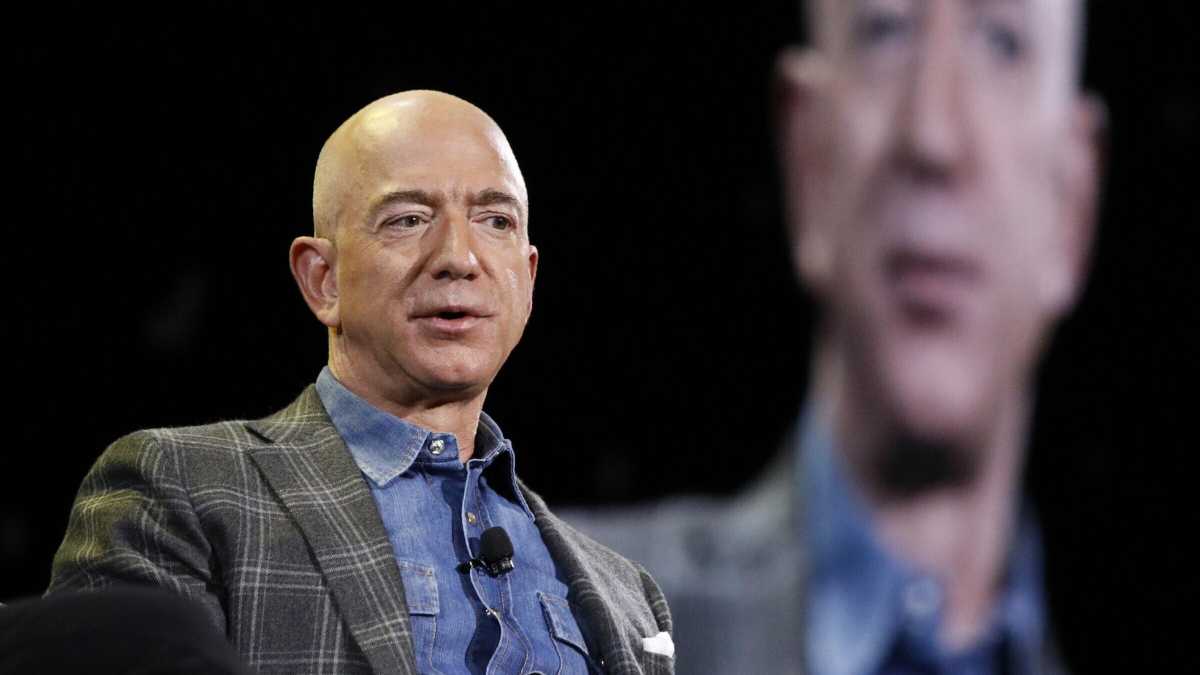 Immagine di Con la sua spiegazione, Bezos "peggiora le cose". Conversazione con Alastair Campbell