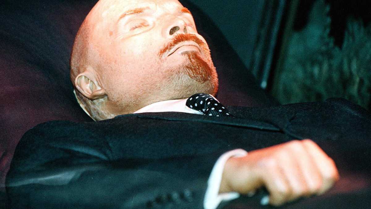 Immagine di Il romanzo su Lenin di Ezio Mauro da far leggere a Putin e Musk (ammanettati)