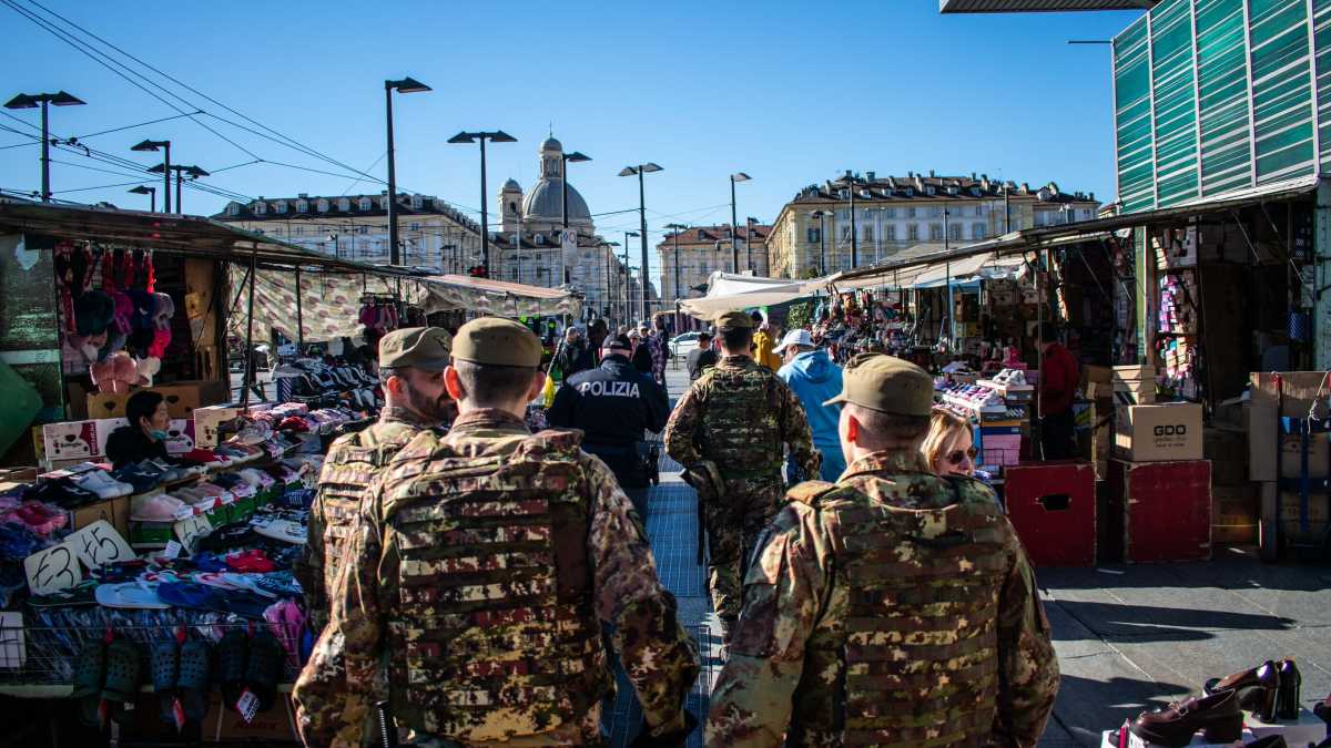 Immagine di Più Strade Sicure e meno missioni internazionali: la strana manovra di Meloni