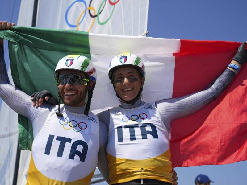 Caterina Banti con&nbsp;Ruggero Tita dopo la vittoria dell'oro alle Olimpiadi di Parigi 2024 (foto Ap, via LaPresse)<br />