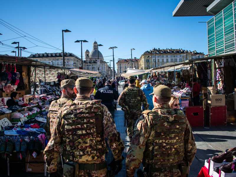 Una pattuglia dell'operazione Strade sicure pattuglia un mercatino a Torino (foto LaPresse)