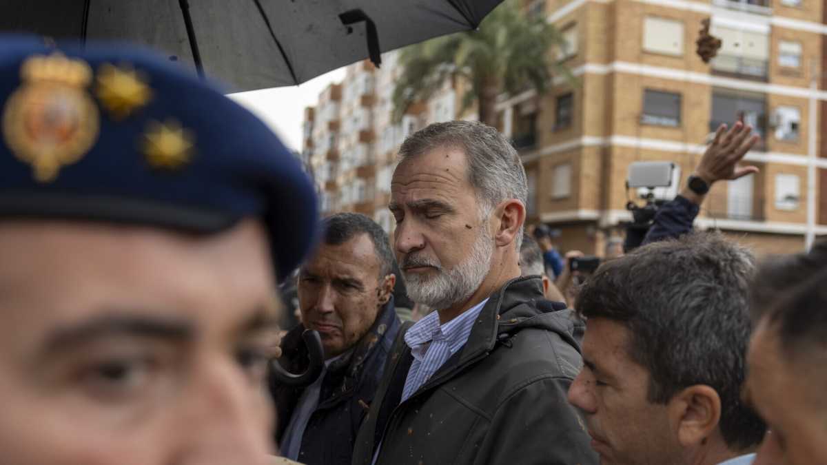 Immagine di A Valencia si contano ancora le vittime dell'alluvione. Contestati il Re e il primo ministro Sanchez