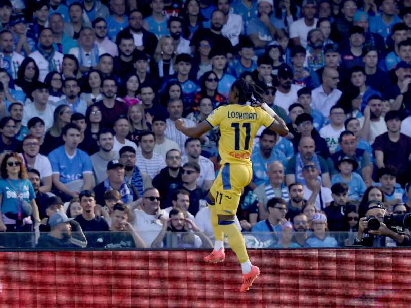 L'esultanza di Ademola Lookman dopo aver segnato contro il Napoli (foto LaPresse)