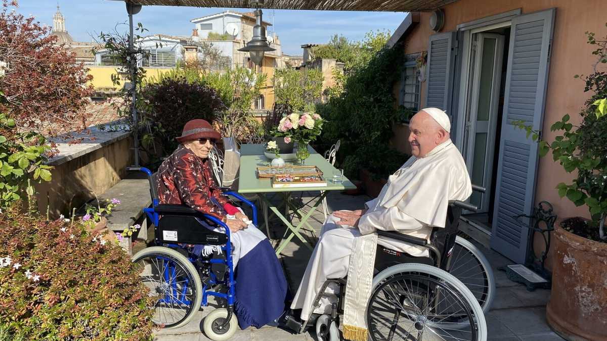Immagine di Papa Francesco in visita a sorpresa a casa di Emma Bonino: "Un esempio di libertà e resistenza”