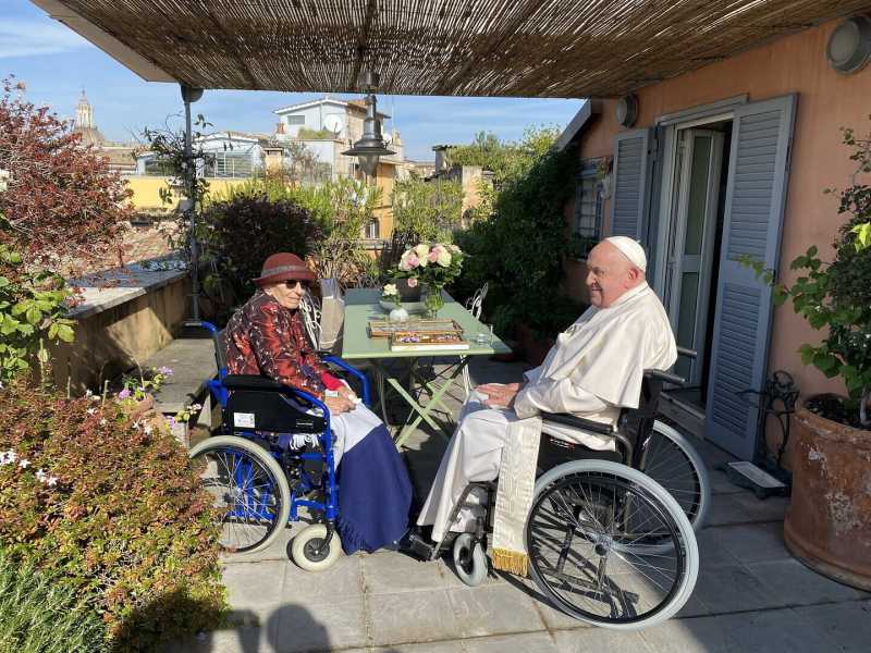 Papa Francesco in visita a sorpresa a casa di Emma Bonino: "Un esempio di libertà e resistenza”