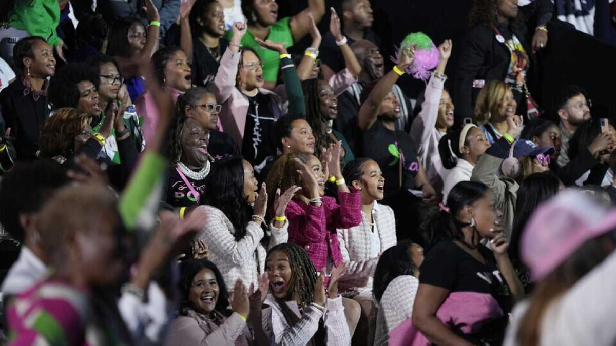 Immagine di Harris vs Trump: una mappa grigia tendente al rosso