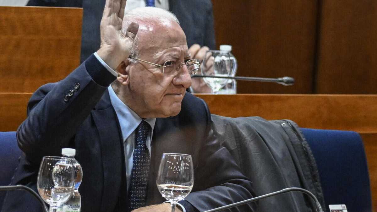 Immagine di “Sta al Pd risolvere i suoi guai in Campania. Noi con De Luca non parliamo. ”. Parla il 5 stelle Costa