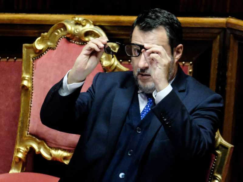 Salvini sogna l'America ma è angosciato dalla discesa di Pier Silvio Berlusconi