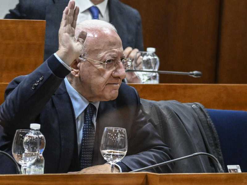 “Sta al Pd risolvere i suoi guai in Campania. Noi con De Luca non parliamo. ”. Parla il 5 stelle Costa