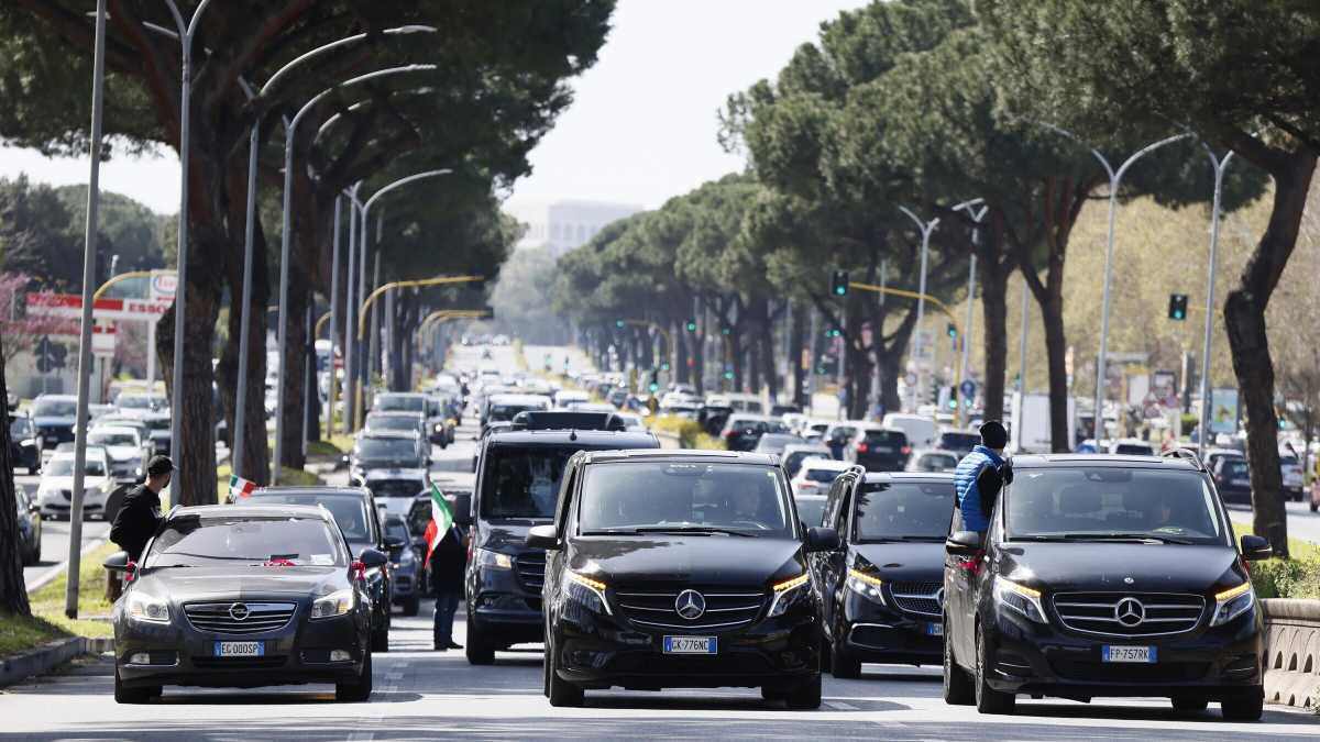 Immagine di Un altro colpo (ridicolo) agli Ncc: soffocare la concorrenza sulla mobilità