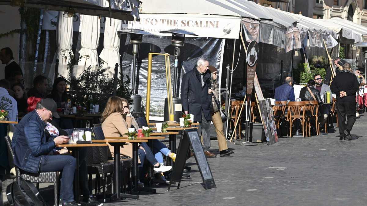 Immagine di A Roma non c'è mai posto nei ristoranti perché non si copula più