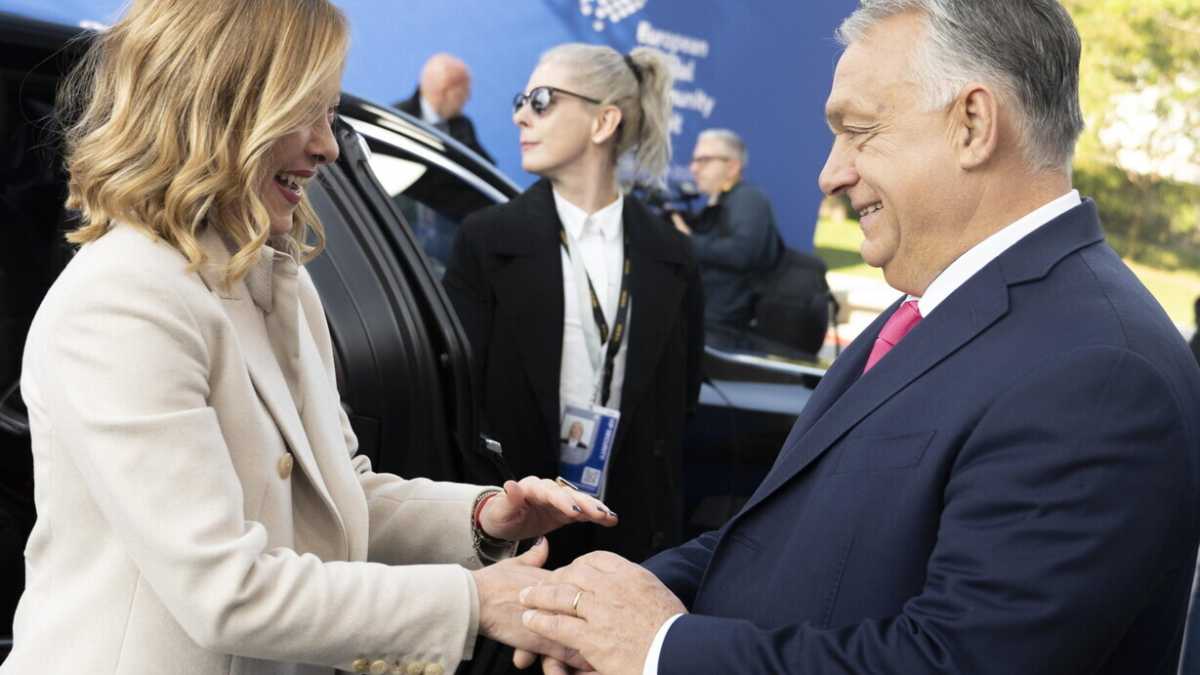 Immagine di Meloni da Orbán con l'Ue spaesata da Trump. Il dilemma della premier fra donna ponte ed equilibrista