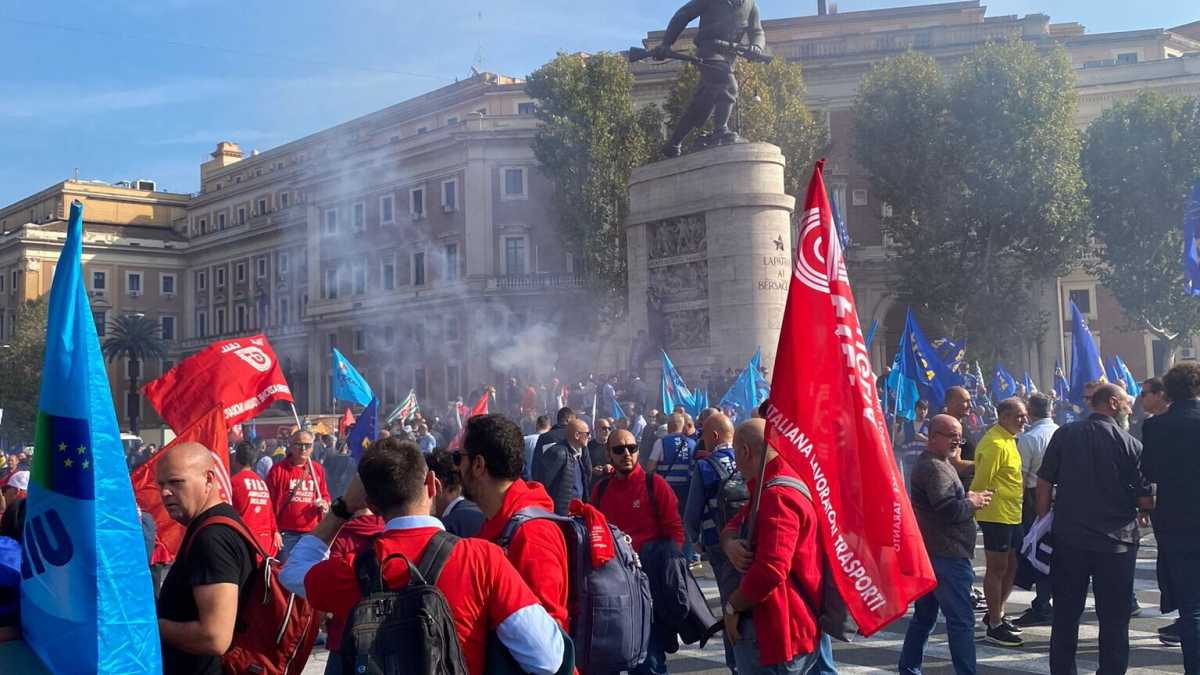 Immagine di Schlein nascosta tra gli autisti Atac in sciopero. Landini: “Elly dov’è?”