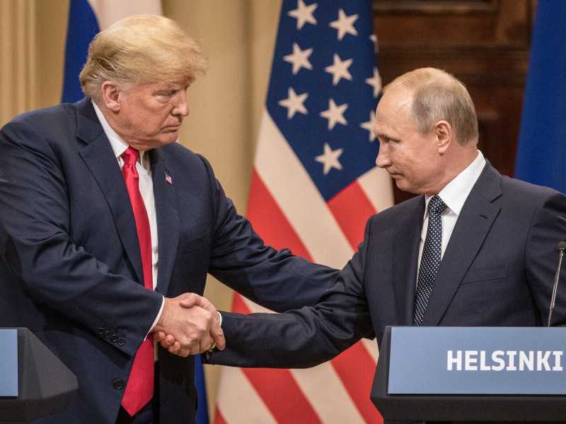 Donald Trump stringe la mano a Vladimir Putin a Helsinki nel luglio del 2018 (foto Getty)