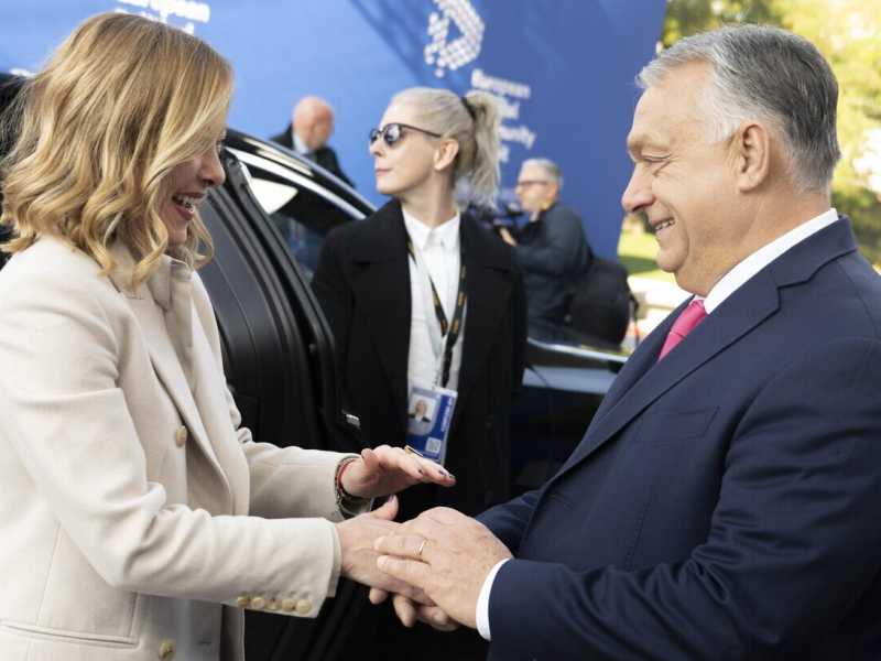 Meloni da Orbán con l'Ue spaesata da Trump. Il dilemma della premier fra donna ponte ed equilibrista