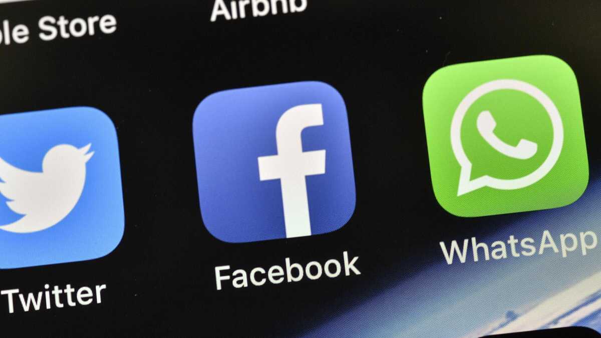 Immagine di Le chat del nostro scontento. Dall'ossessione di Giorgia Meloni per gli "infami" al dramma dei gruppi WhatsApp delle mamme