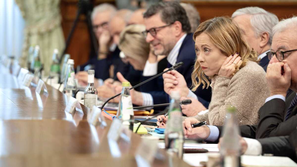 Immagine di Sindacati a Palazzo Chigi per la manovra. Meloni: "Nessuna rivolta quando si aiutavano le banche"