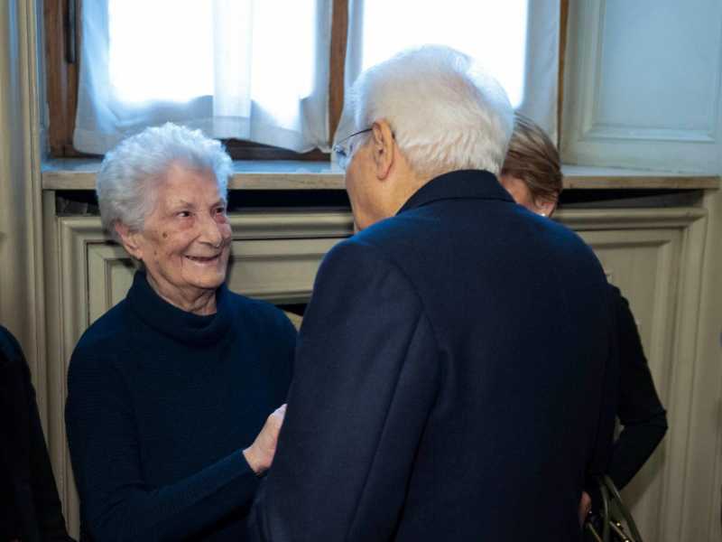 Licia Rognini Pinelli con il presidente della Repubblica Sergio Mattarella (foto Ansa)<br />