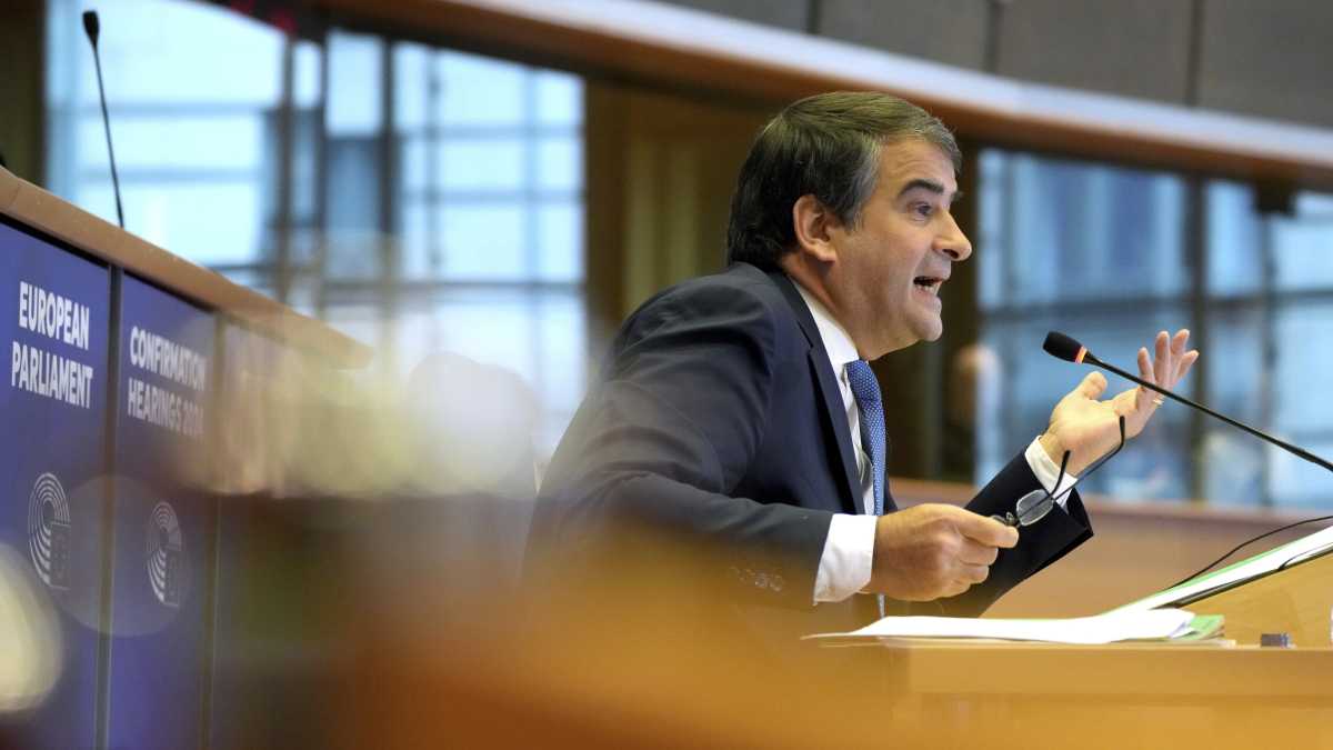 Immagine di Fenomenologia di Raffaele Fitto: da aspirante centravanti a vicepresidente della commissione Ue