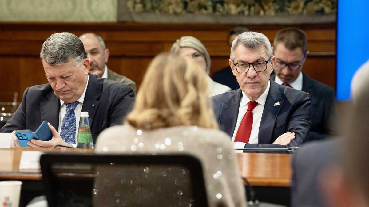 Immagine di Landini e Bombardieri le regalano la calcolatrice, Meloni gli mostra i conti del Superbonus