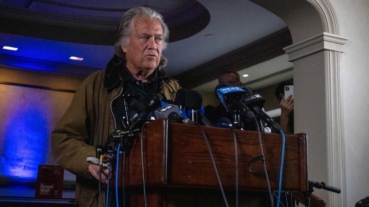 Immagine di Bannon avverte l'Europa (e Meloni): "I soldi per l'Ucraina ce li metta lei"