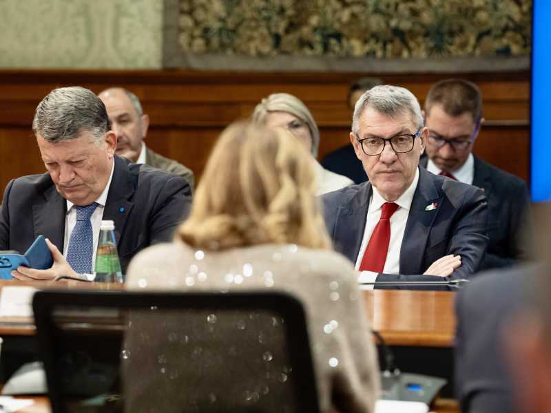 Landini e Bombardieri le regalano la calcolatrice, Meloni gli mostra i conti del Superbonus