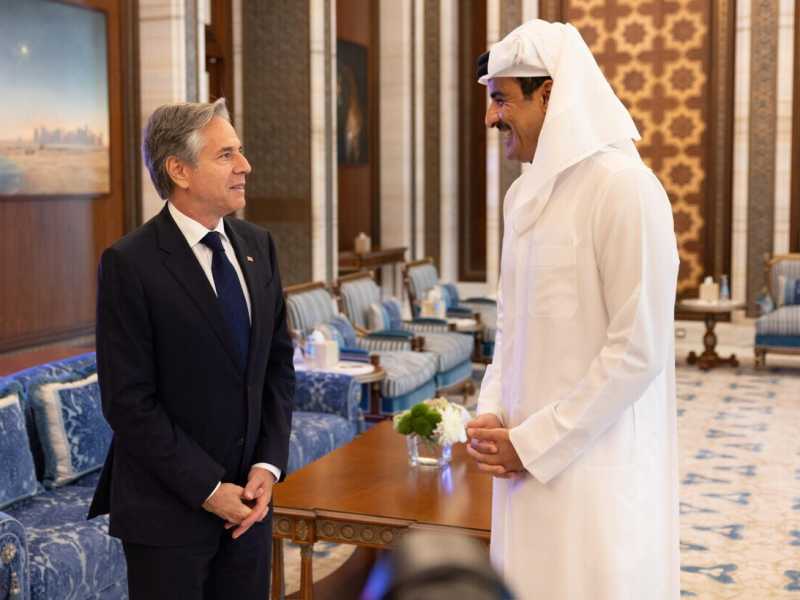 Il segretario di stato americano Anthony Blinken in visita in Qatar lo scorso giugno (foto EPA)