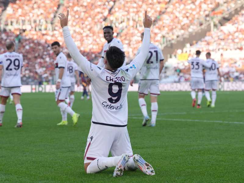 Santiago Castro esulta dopo il suo gol, il quarto in campionato, alla Roma (foto LaPresse)