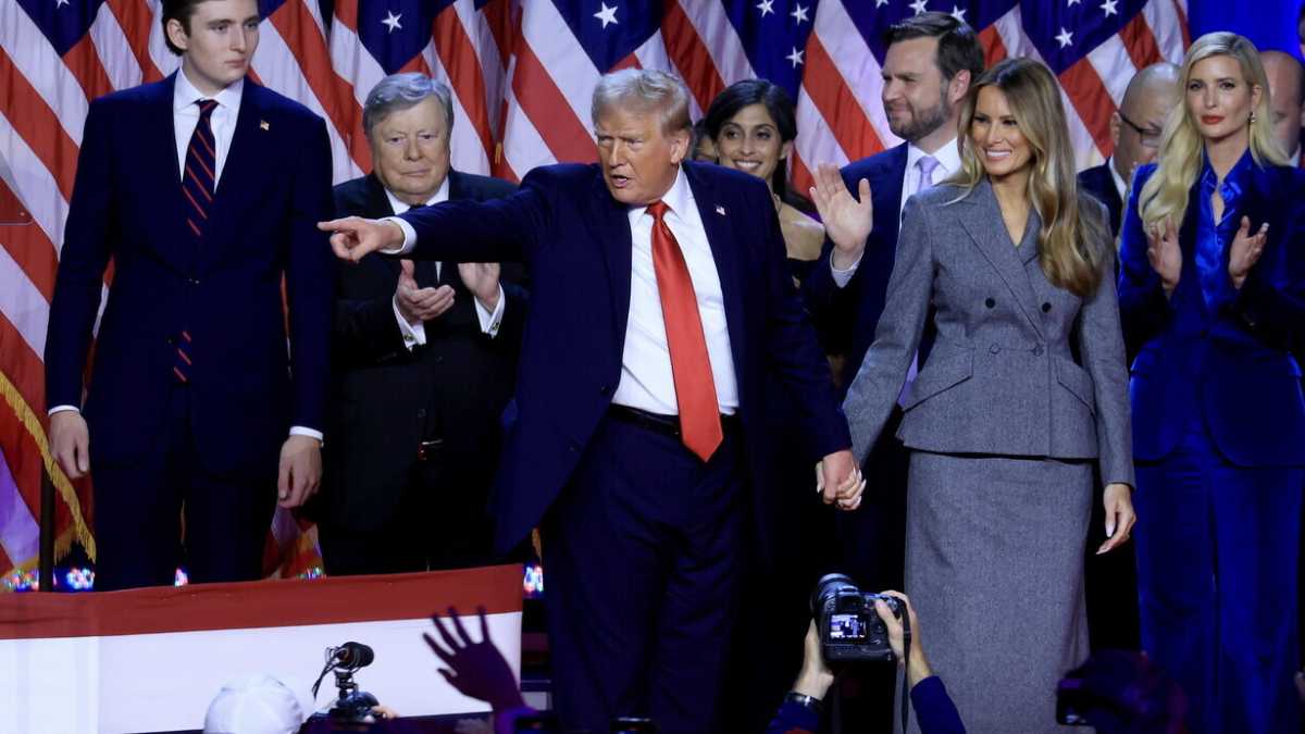 Immagine di Il ritorno di Trump. La cravatta è la stessa, ma il biondo dei capelli ha perso un po’ di platino