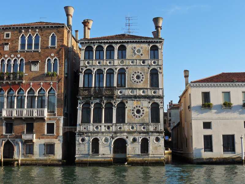 Ca' Dario a Venezia (foto via Wikimedia Commons)
