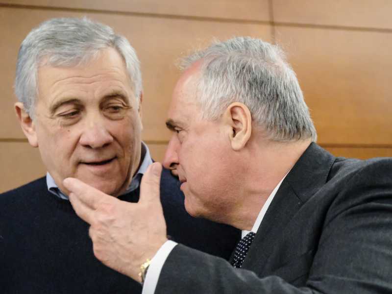 La Lotito tax. Forza Italia tassa le bigh tech, ma colpisce Mediaset. Emendamento riscritto