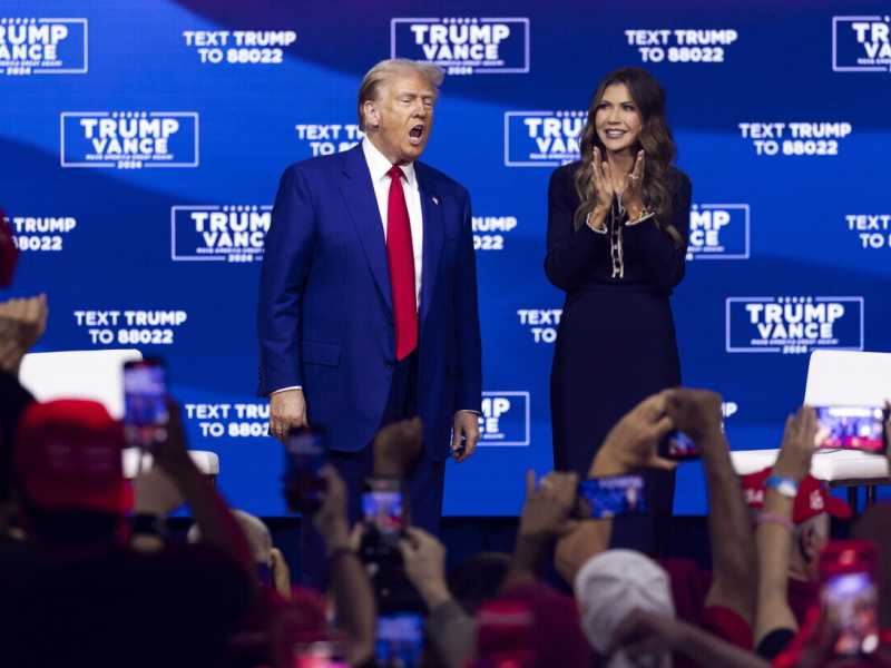 Kristi Noem con Donald Trump (Ansa)