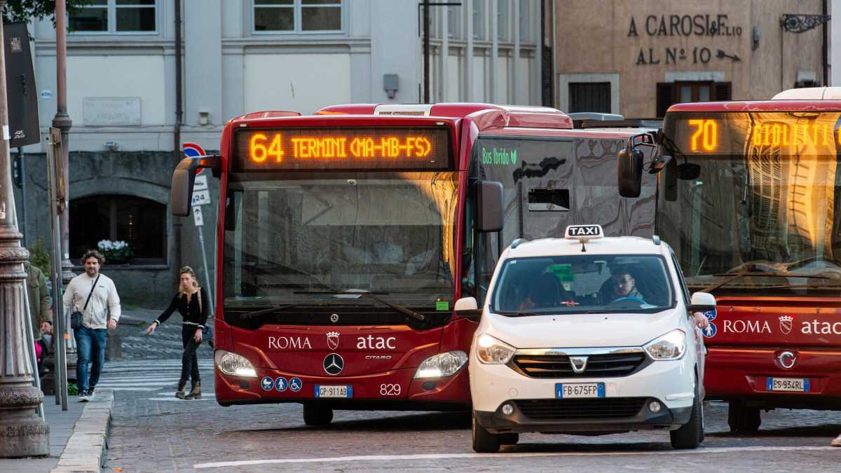 Immagine di I pannelli con gli orari dei bus, ce ne fosse uno che funziona