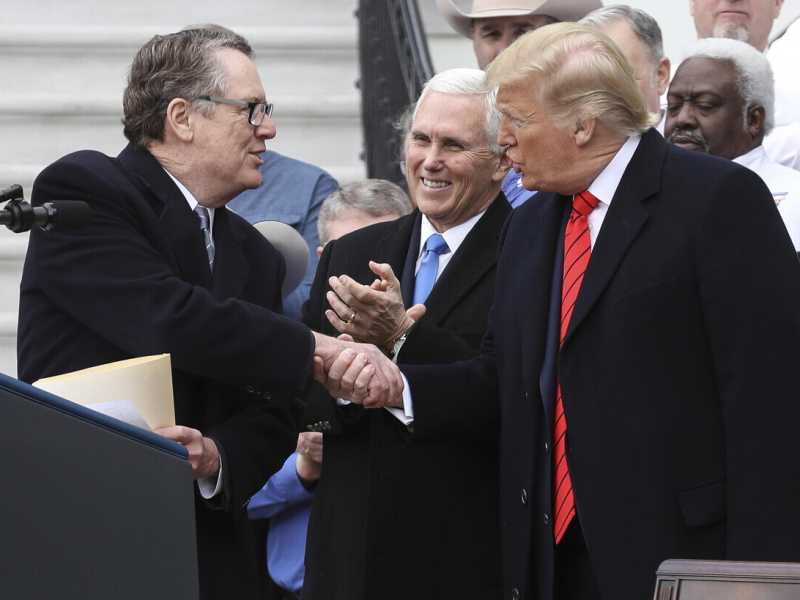 L&rsquo;allora rappresentante degli Stati Uniti per il commercio Robert Emmet Lightizer con il presidente Donald Trump nel 2020 (Ansa)&nbsp;<br />