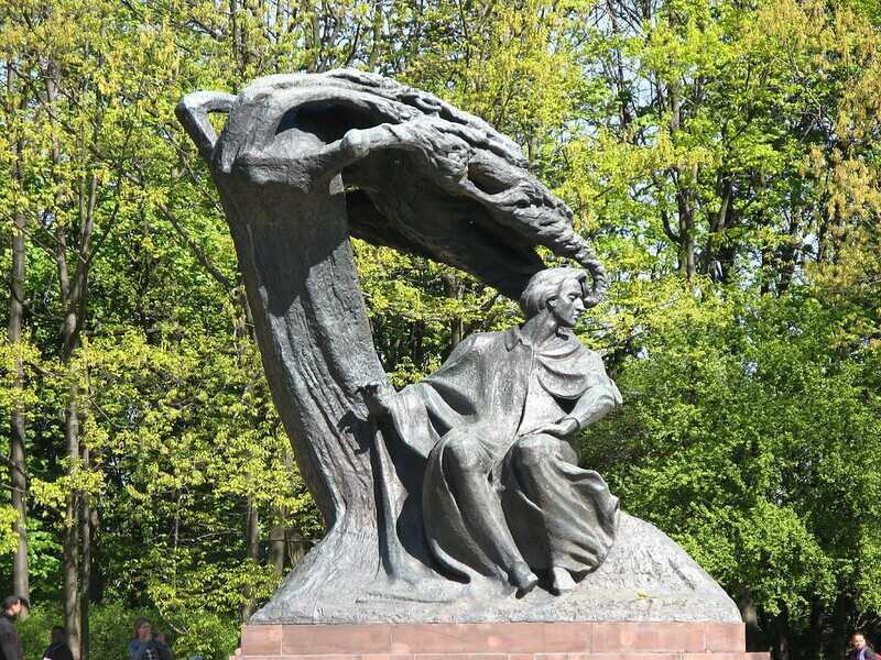 La statua di Waclaw Szymanowski dedicata a Chopin nel parco Lazienki di Varsavia (Wikipedia) <br />