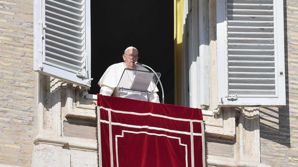 Immagine di Papa Francesco tra i banchi di scuola