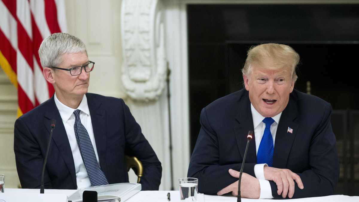 Immagine di Da un incidente all’esenzione dai dazi, il rapporto travagliato fra Cook e Trump