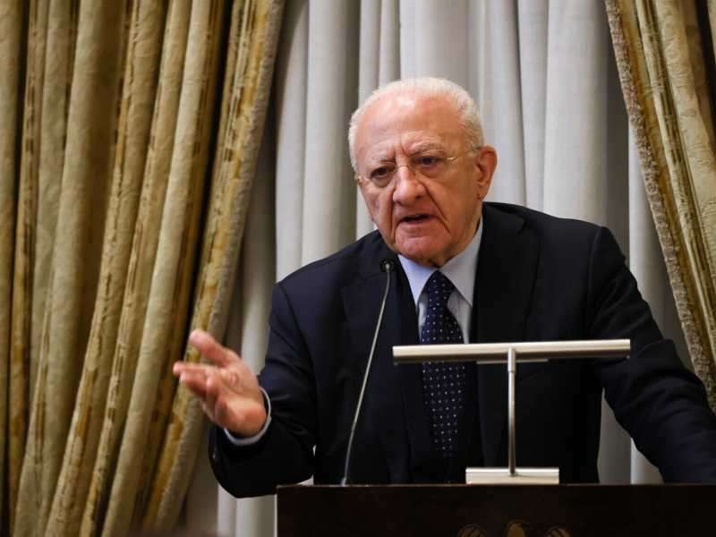 Il piano di Vicenzo De Luca: dimissioni anticipate e voto subito. Schlein cerca Cantone