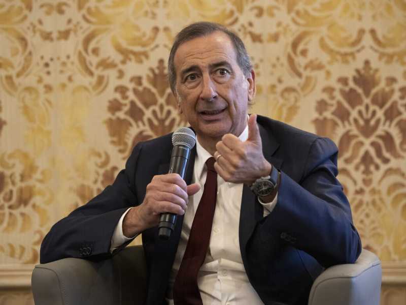 C'era Beppe Sala, perde l'Anci, fa l'indignato, a Milano si scalda Majorino. L'azzardo di De Luca